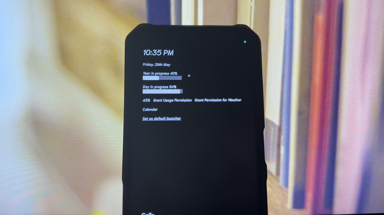 Android showing Indistract Minimalist Launcher home screen