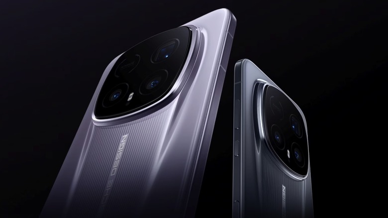 A close-up of the Honor Magic 8 RSR Porsche Design: Rear camera system and color options.