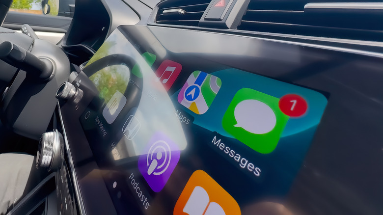 A text message notification icon in the CarPlay interface