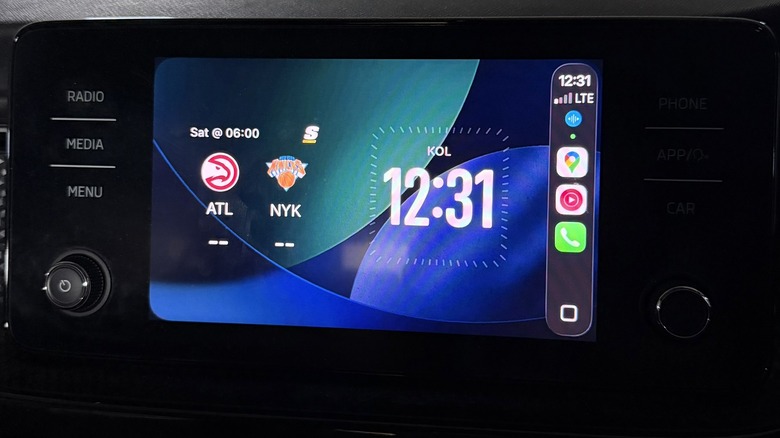 theScore live sports scores widget displayed on Apple CarPlay dashboard