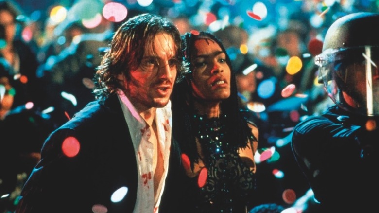 Lenny Nero (Ralph Fiennes) and Mace Mason (Bassett) covered in confetti in Strange Days