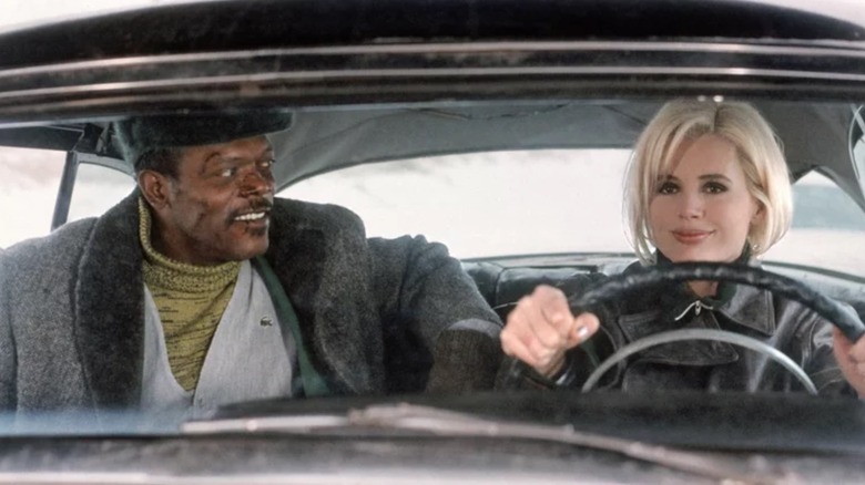 Samuel L. Jackson and Geena Davis in a car driving in The Long Kiss Goodnight