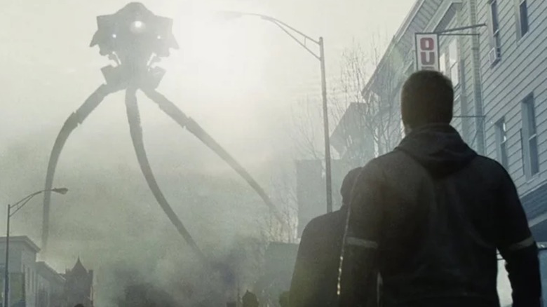 Ray Ferrier (Tom Cruise) looking up at a tripod in War of the Worlds