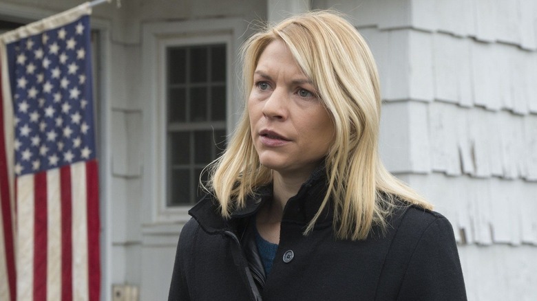 Carrie (Clare Danes) standing outside of a white building on "Homeland."