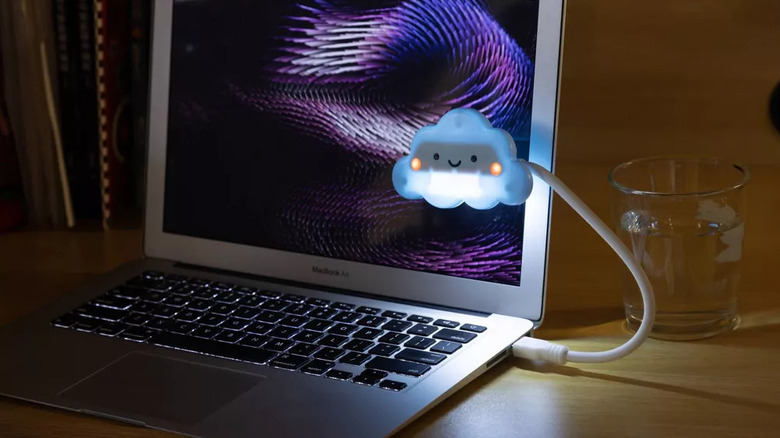 Vivitar USB Light cloud variant plugged in a laptop