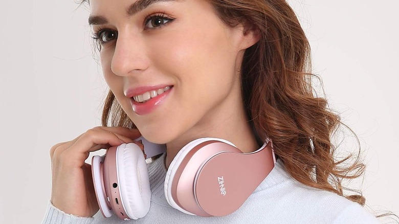 A woman wearing Zihnic Folding Bluetooth Headphones.