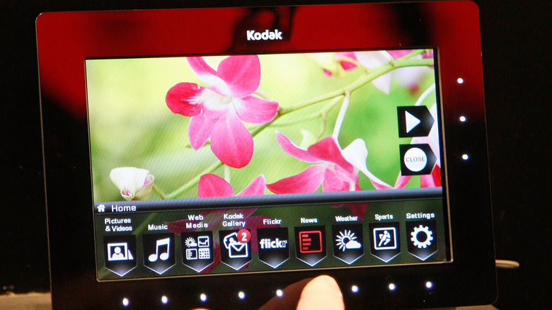 A Kodak digital picture frame being used