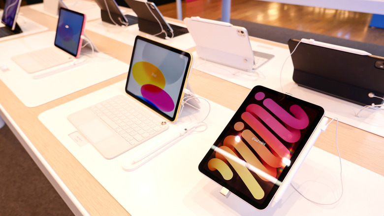 Several iPad models on display in an Apple Store