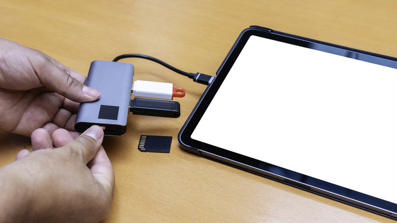 Connecting external storage devices to a tablet