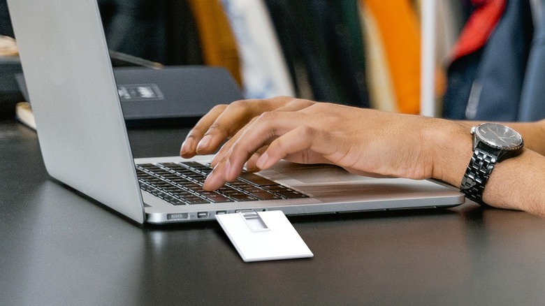 Kexin Credit Card Flash Drive connected to laptop