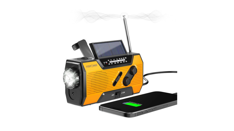 FosPower radio charging a phone