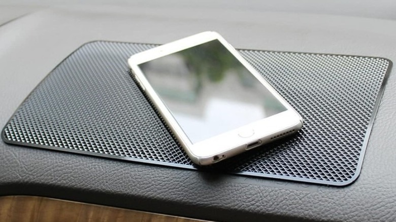 BLAU GRUN Anti-Slip Rubber Pad with a smartphone on it.