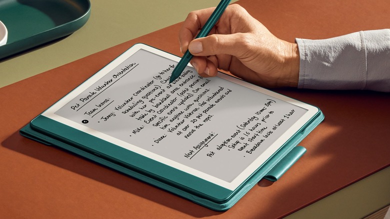 Person writing notes on an Amazon Kindle Scribe