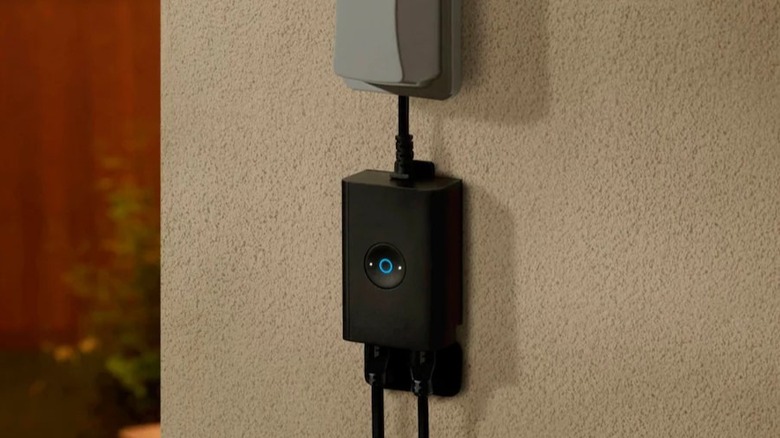 Ring outdoor smart plug connected to outlet.