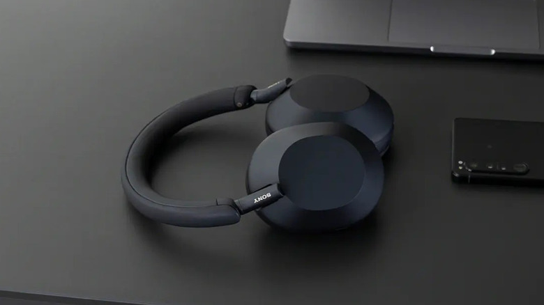 Sony WH100XM5/SA on a desk