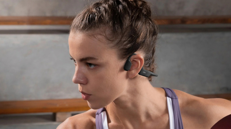 Woman using Shokz OpenRun SE while working out