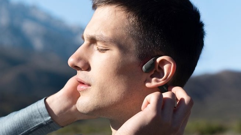 A man wearing the SHOKZ OpenRun SE.