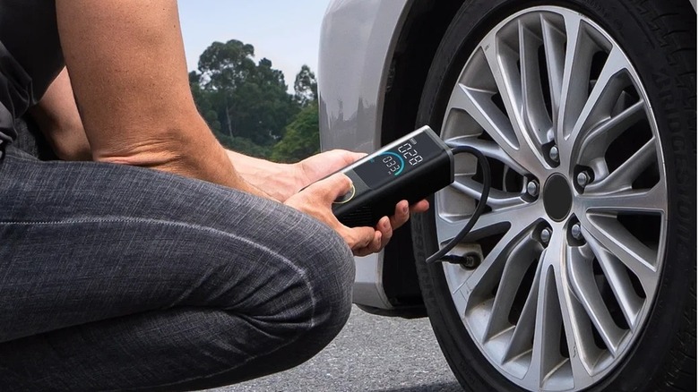Man using Fanttik S200 APEX tire inflator