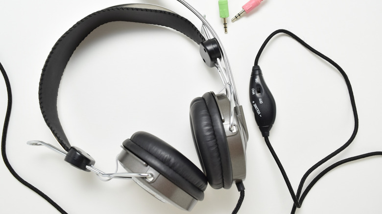 wired headphones with a microphone