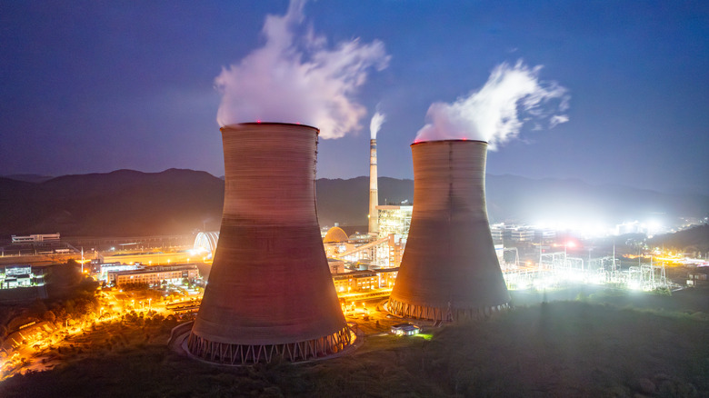 Nuclear power plant with two cooling towers