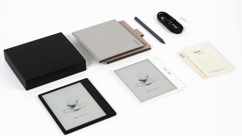 Boox Go Color 7 (Gen II) e-readers in black and white next to accessories