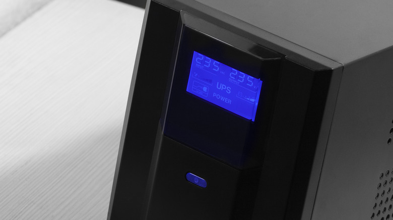 An uninterruptible power supply displaying its current status.