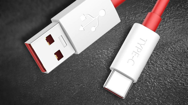 The USB connections of a Jelanry SuperVooc charging cable against a black leather background