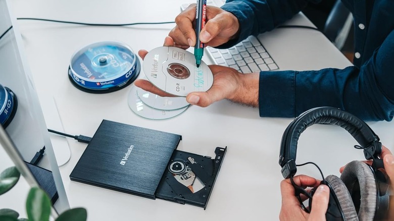Product image for the Verbatim External Slimline CD/DVD Writer