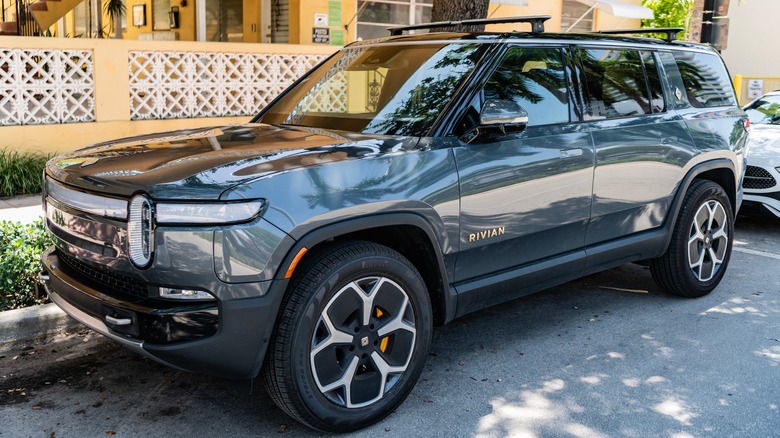 The Rivian R1S 2025 parked in a suburban setting.