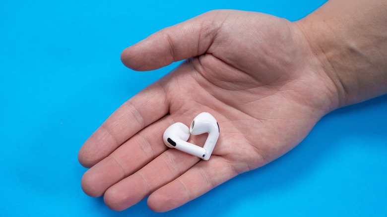 airpods 4 in hand