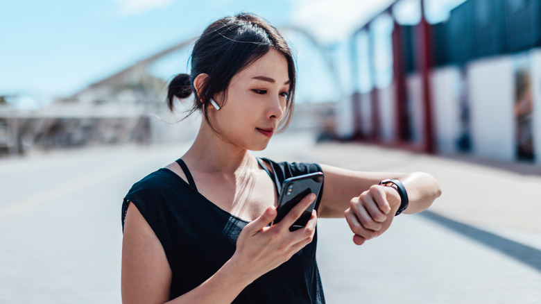 runner with airpods
