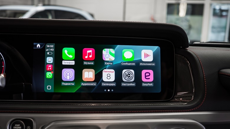 Apple CarPlay on a vehicle's infotainment screen.