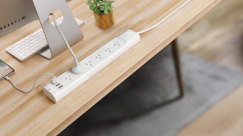 Kasa Smart Plug Power Strip HS300 connected to computer and phone