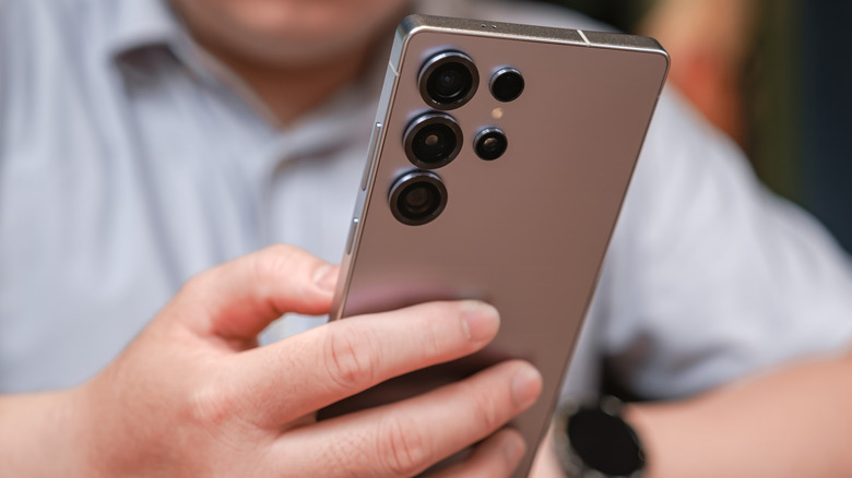a person using a Samsung Galaxy S25 with only one hand