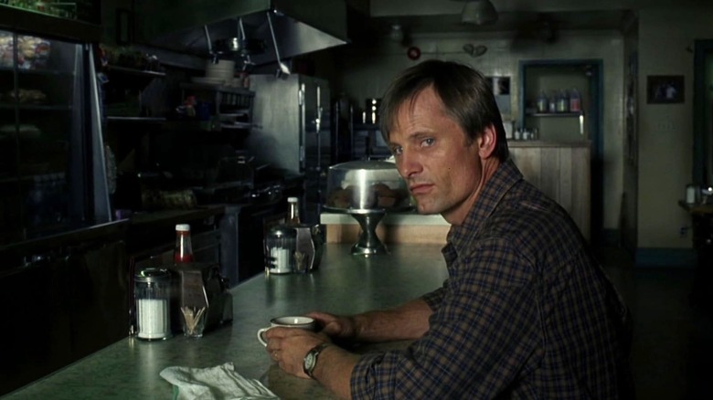 Tom McKenna (Viggo Mortensen) sat at a diner bar in  A History of Violence