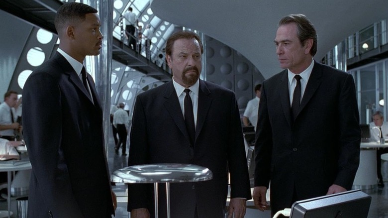 J (Will Smith), Z (Rip Torn), and K (Tommy Lee Jones) talking in Men in Black