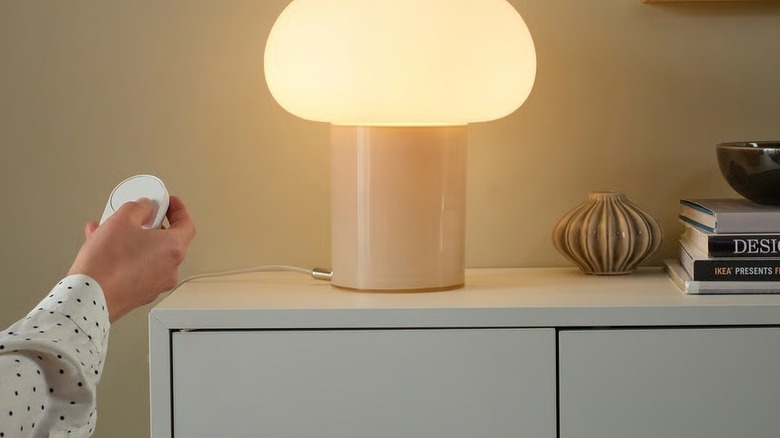 Hand using Bilresa Remote Control Scroll Wheel to control smart light