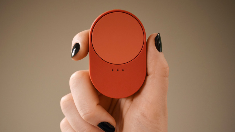 Hand holding Bilresa smart remote scroll wheel