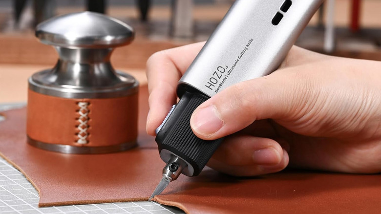 Hozo ultrasonic blade cutting through leather