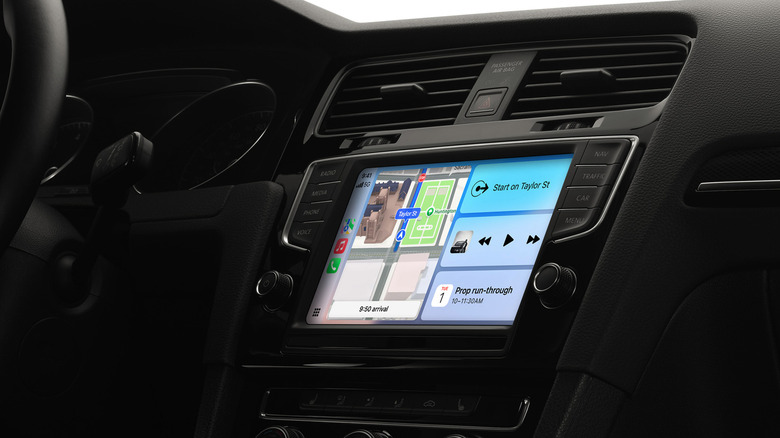 Apple CarPlay in Dashboard View.
