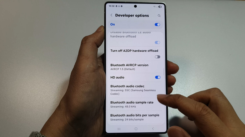 Person changing the bluetooth audio codec on android