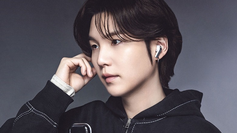 Person listening to Samsung Galaxy Buds 4 Pro while touching the earbuds