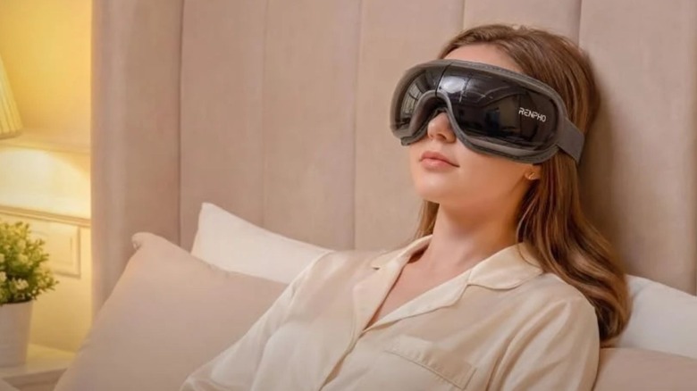 person using renpho eyeris 3 eye massager