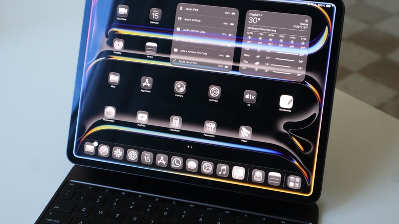 Close-up shot of iPad Pro with Clean tinted icons