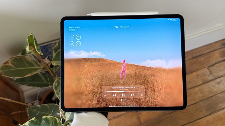 M4 iPad Pro's Lock Screen on iPadOS 26