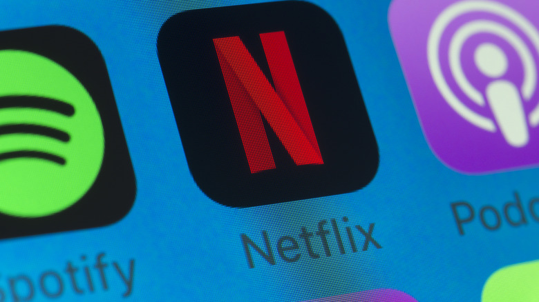 The buttons of Netflix, Spotify, Podcasts, WhatsApp and Music on the screen of an iPhone.