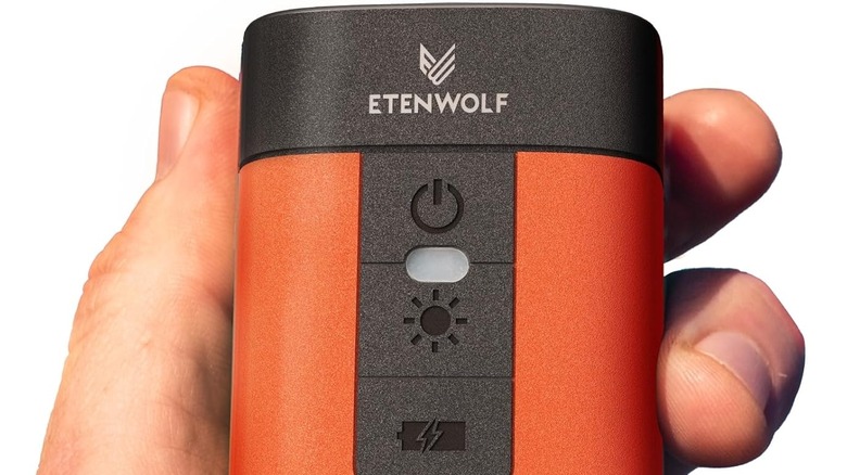 Etenwolf Air 3 Air Pump being held by someone with a close up of the device's buttons