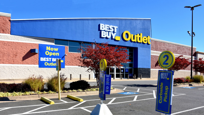 A Best Buy Outlet storefront.