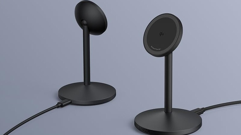 The front and back view of the Anker MagGo Wireless Charger (Stand)