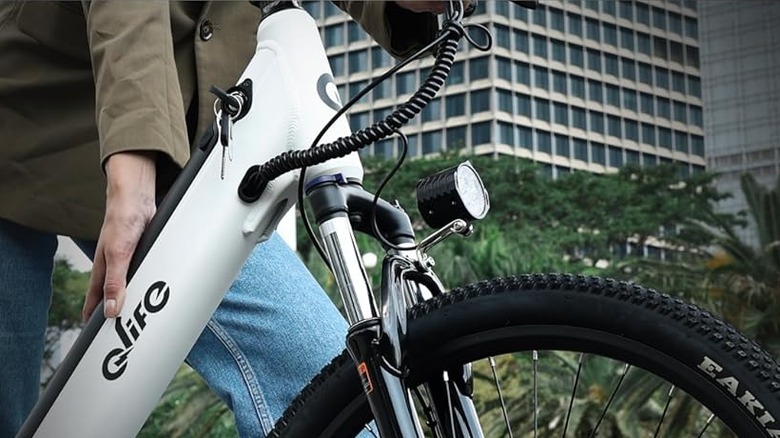 Man holding Qlife Cityone Electric Bike for Adults in city